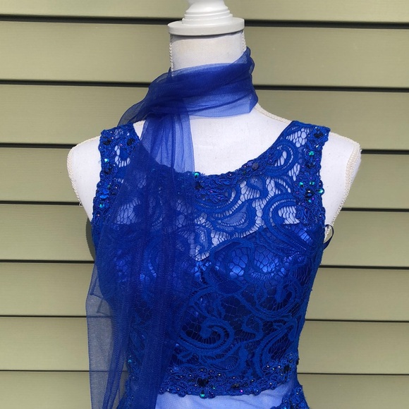 Elegant Blue Lace Dress with Scarf - Picture 2 of 9